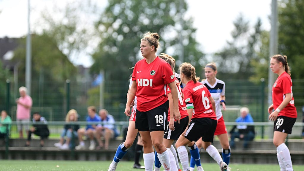 Anna-Lena Füllkrug steht im Spiel der Frauen-Regionalliga gegen den Hamburger SV II auf dem Feld.