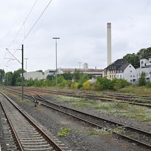 Am Bergisch Gladbacher S-Bahnhof warten Reisende, doch das Gleis ist leer.