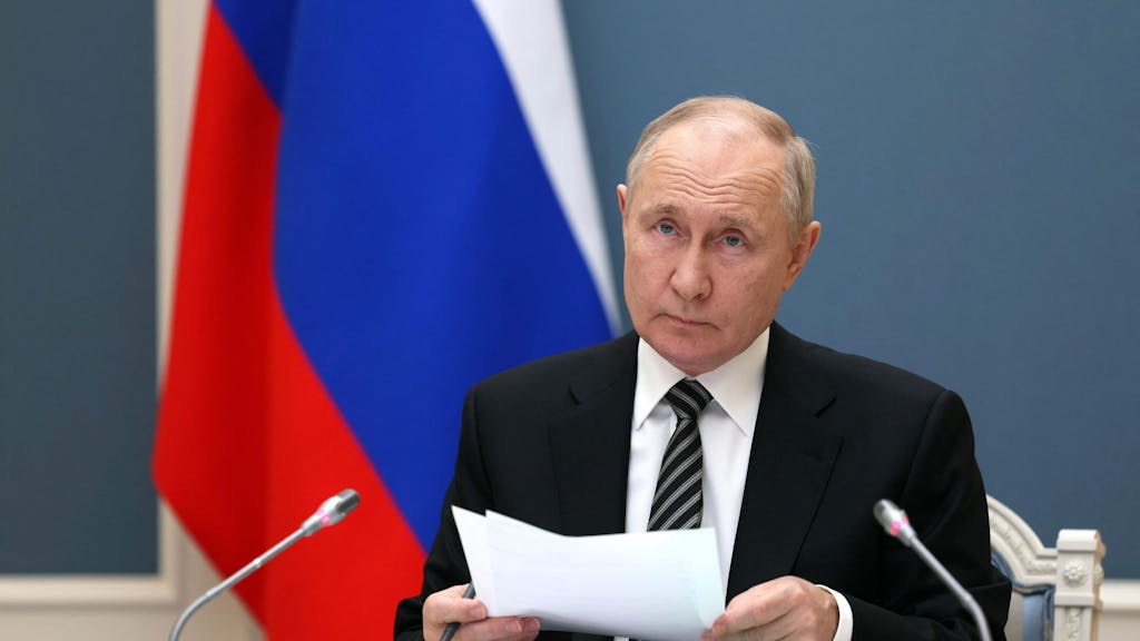 Dieses von der staatlichen russischen Agentur Sputnik verbreitete Foto zeigt den russischen Präsidenten Wladimir Putin, der am 25. Oktober 2023 in Moskau über eine Videoverbindung ein Militärmanöver mit ballistischen Raketen überwacht, bei dem ein „massiver atomarer“ Gegenangriff trainiert werden sollte.