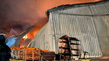 Das Bild zeigt eine brennende Lagerhalle.