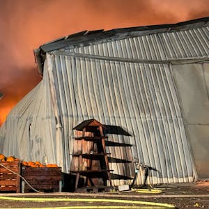 Das Bild zeigt eine brennende Lagerhalle.
