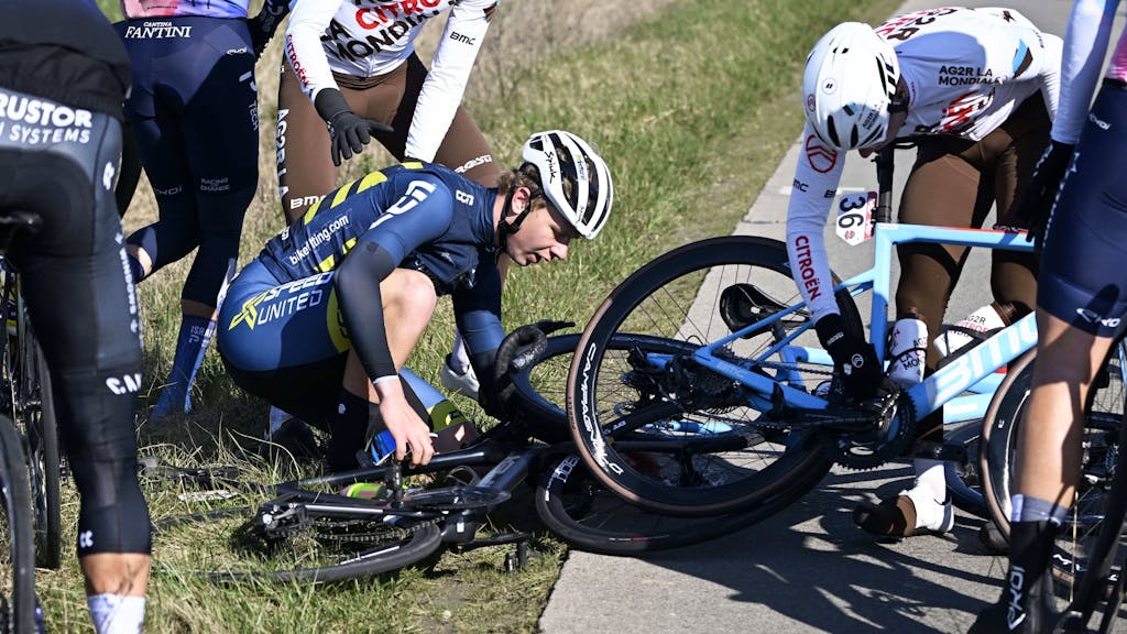 Radfahrer Mark Groeneveld hockt nach einem Sturz auf dem Boden.&nbsp;