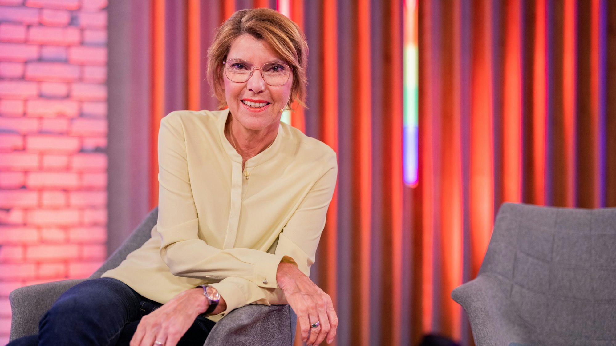 Bettina Böttinger sitzt nach der Aufzeichnung der Sendung "Queer in 2021" im Studio.