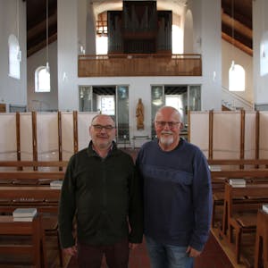 Zwei Männer im Innenraum einer Kirche