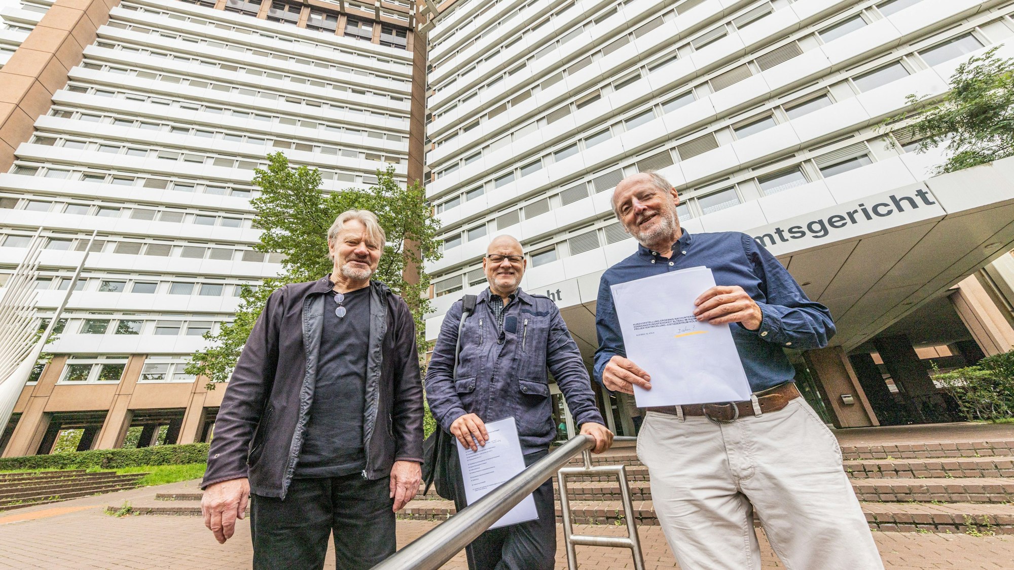 Vor dem Justizzentrum (von links): Profesor Thomas Scheidler, Jörg Frank und Helmut Röscheisen.