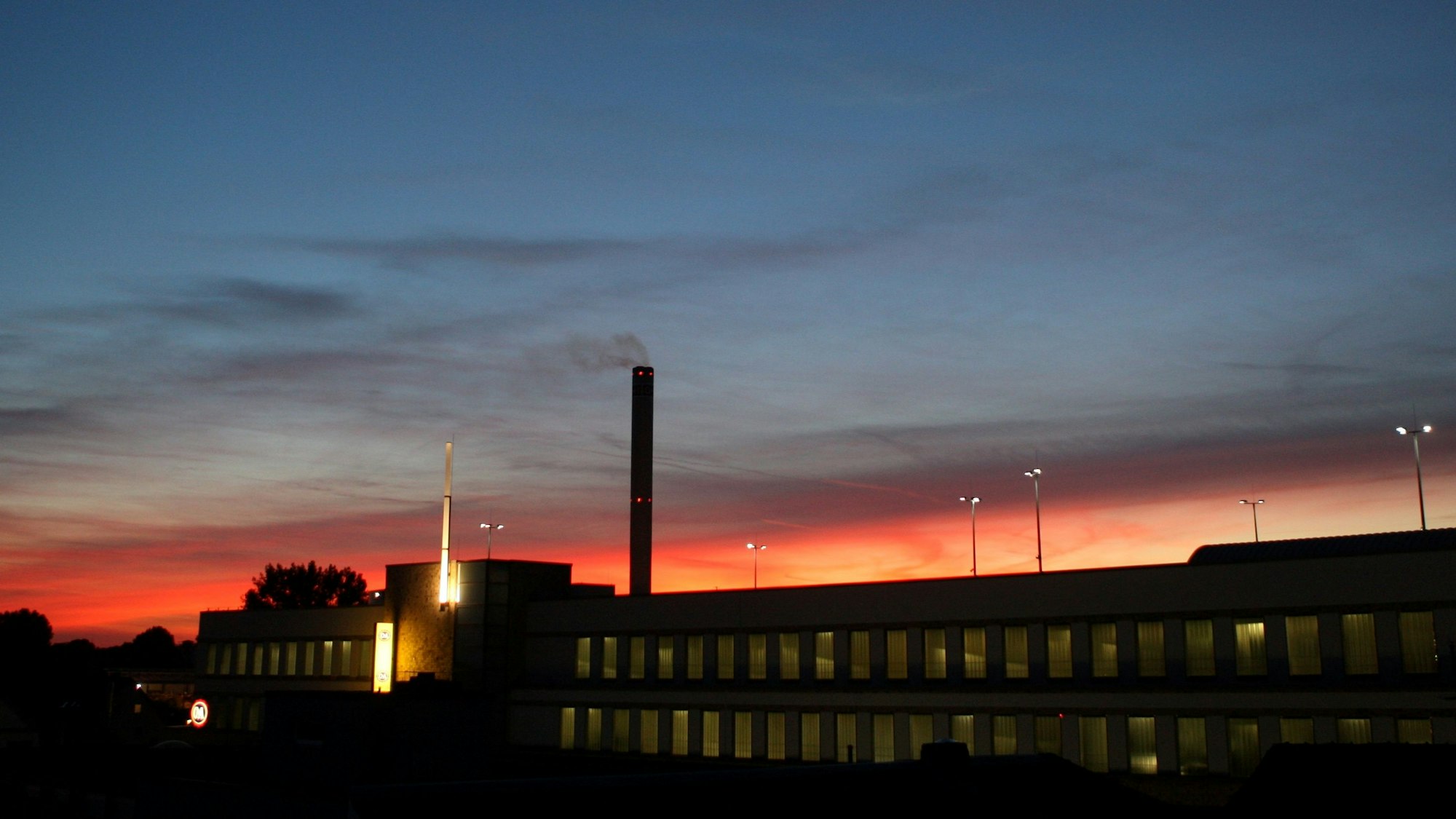Das Foto zeigt die Abendsonne über dem Kaufhaus Rhein-Berg Galerie in Bergisch Gladbach