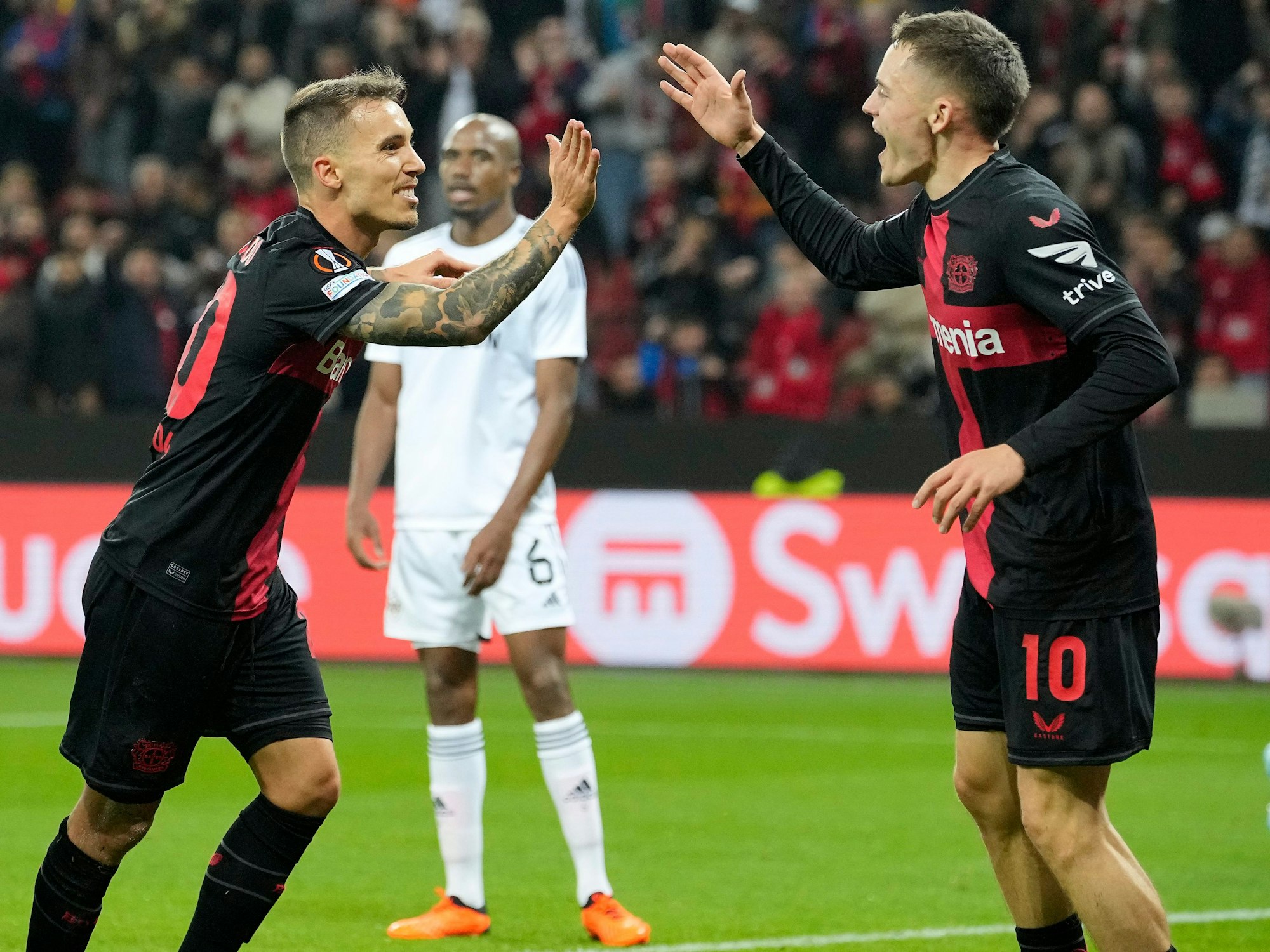 Leverkusen Alex Grimaldo und Florian Wirtz jubeln.