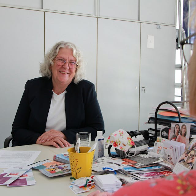 Sabine Steller am Schreibtisch in einer Interveiwsituation.