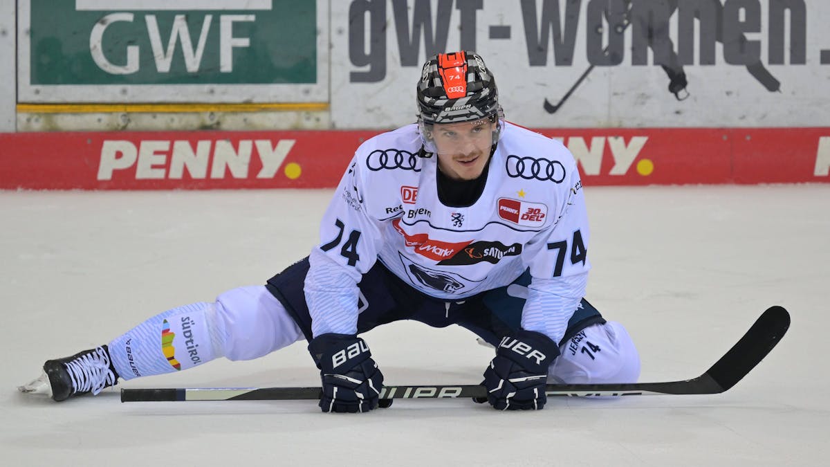 Travis St Denis (ERC Ingolstadt) dehnt sich auf dem Eis.&nbsp;