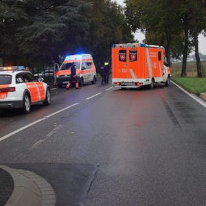 Das Bild zeigt die Unglücksstelle am Erlenhof. Zu sehen sind zwei Rettungswagen und ein Notarztwagen.