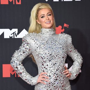 Paris Hilton kommt bei den MTV Video Music Awards im Barclays Center an.