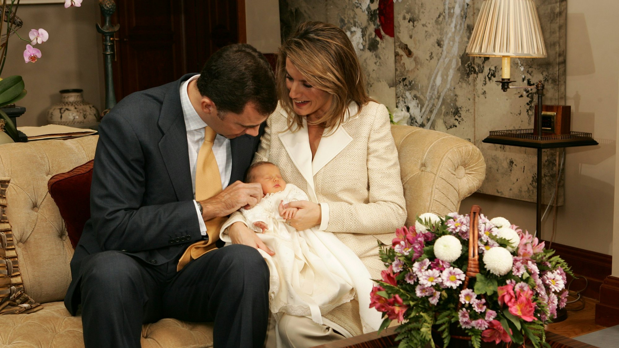 Der damalige Kronprinz Felipe und seine Frau, Prinzessin Letizia, stellen ihre neugeborene Tochter Prinzessin Leonor am 7. November 2005 in Madrid der Öffentlichkeit vor.