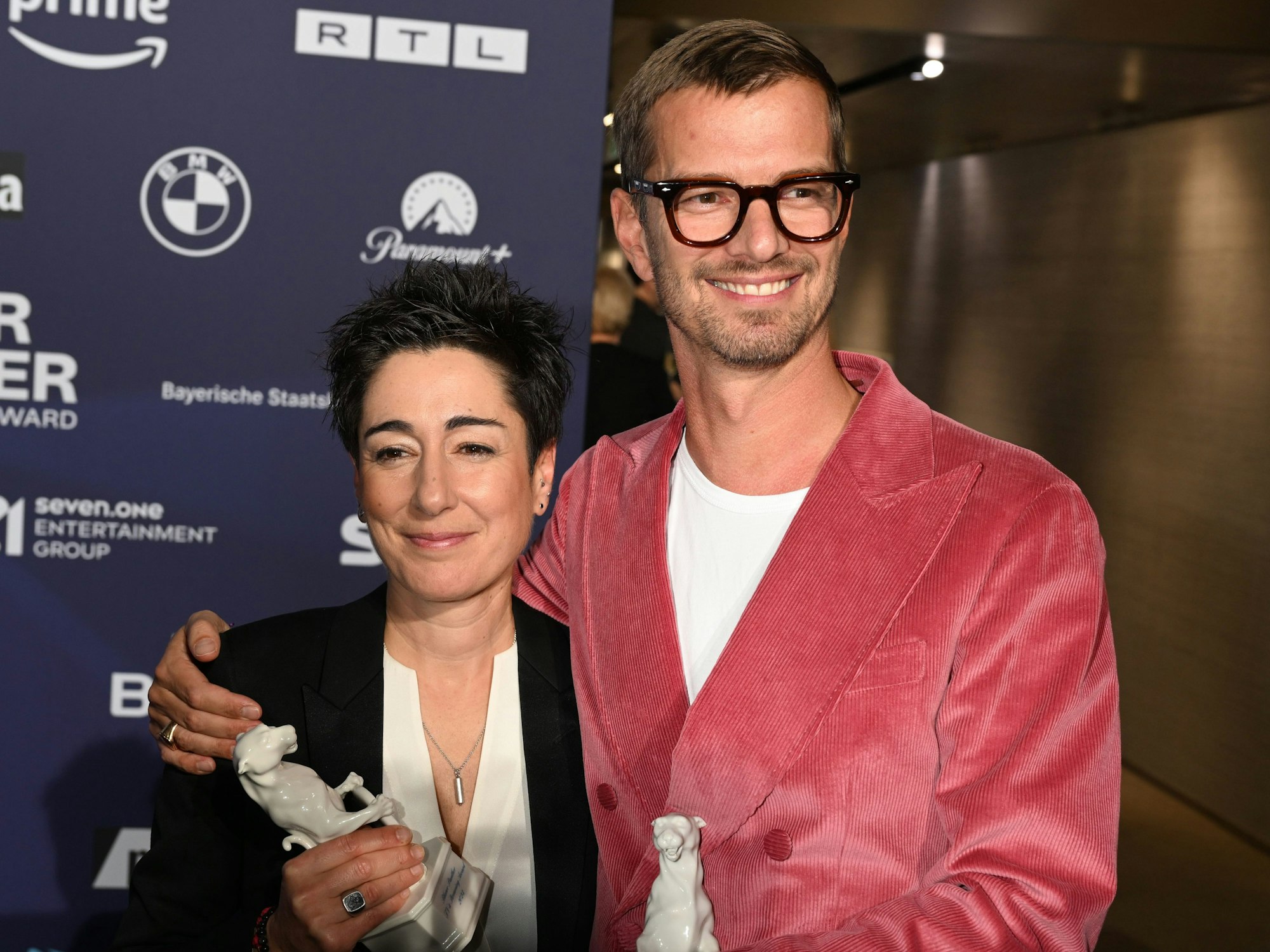 Journalistin Dunja Hayali und Joko Winterscheidt präsentieren ihre Trophäen nach der Verleihung des TV- und Streaming-Awards ‚Blauer Panther‘ am Mittwoch (25. Oktober).