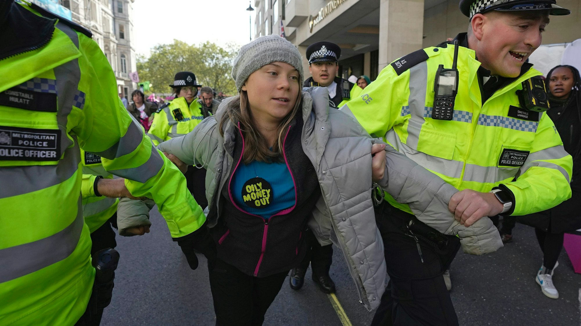 Fridays for Future-Aktivistin Greta Thunberg wird am 17. Oktober in London während eines Protestes festgenommen. Die Klimaschutzbewegung hat sich israelfeindlich geäußert.