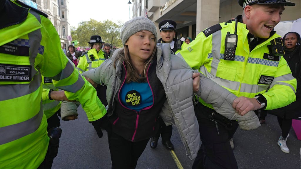 Fridays for Future-Aktivistin Greta Thunberg wird am 17. Oktober in London während eines Protestes festgenommen. Die Klimaschutzbewegung hat sich israelfeindlich geäußert.