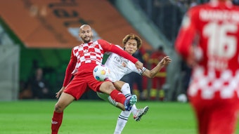 Abwehr-Spieler Ko Itakura von Borussia Mönchengladbach in einem Zweikampf.