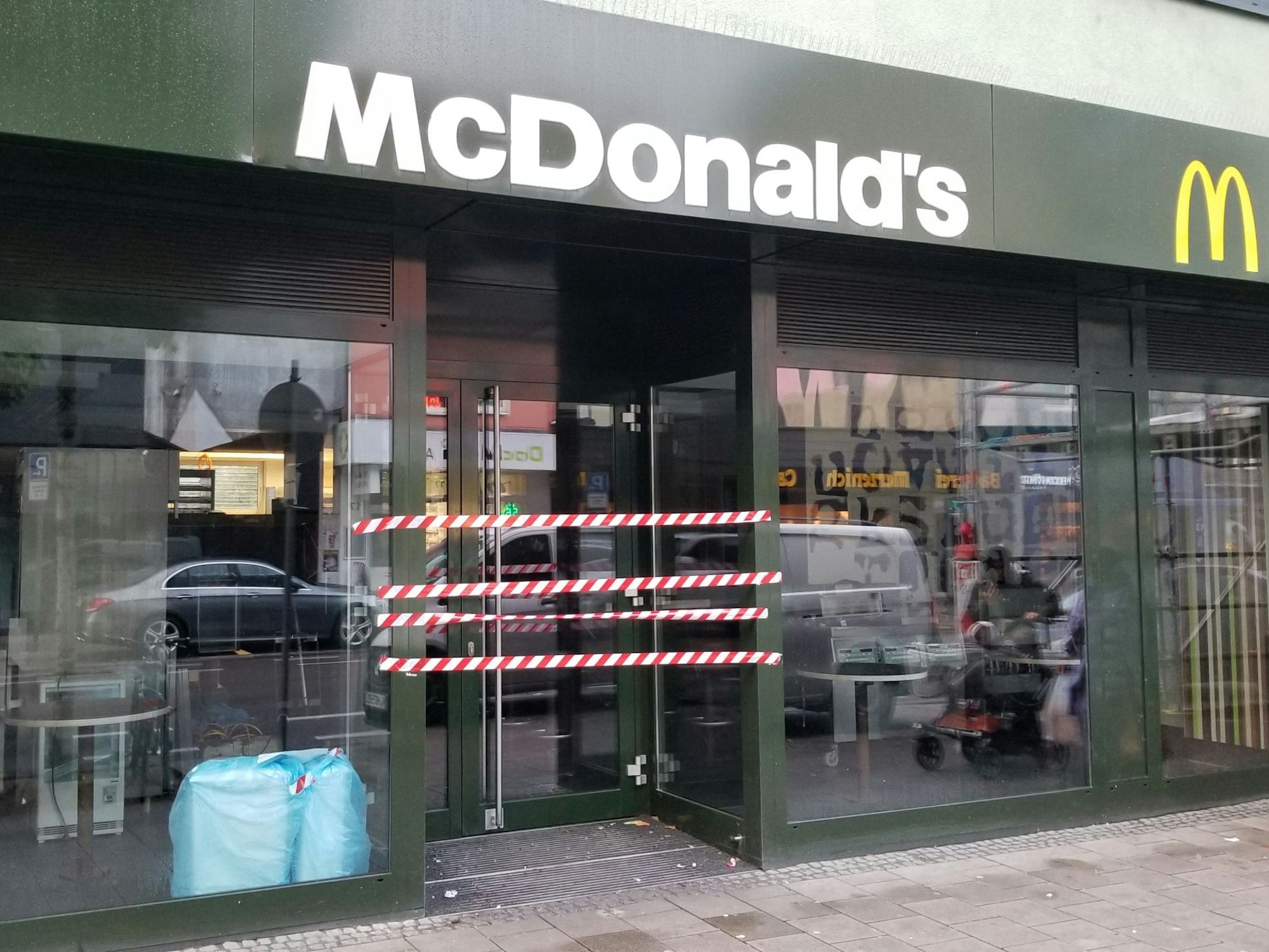 Die McDonald's-Filiale auf der Frankfurter Straße in Köln-Mülheim ist geschlossen.
