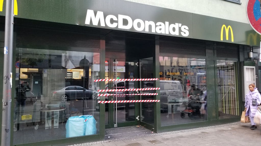 Die McDonald's-Filiale auf der Frankfurter Straße in Köln-Mülheim ist geschlossen.