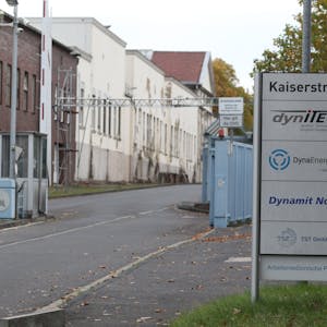 An der Zufahrt zum Industriepark in Troisdorf steht eine Tafel mit einigen Firmenschildern,