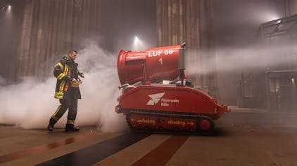 Mal ordentlich durchpusten: Der Roboter kann löschen, pusten oder Luft absaugen. Künftig soll das Gerät bei Bränden im Kölner Dom eingesetzt werden.