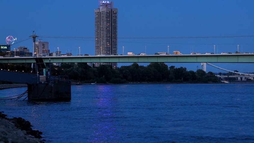 Blick auf die Zoobrücke und den Rhein am Abend, im Hintergrund ist das Axa-Hochhaus zu sehen