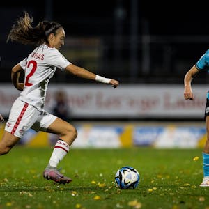 Natalia Padilla Bidas vom 1. FC Köln treibt den Ball im Derby gegen Bayer Leverkusen im Franz Kremer Stadion.