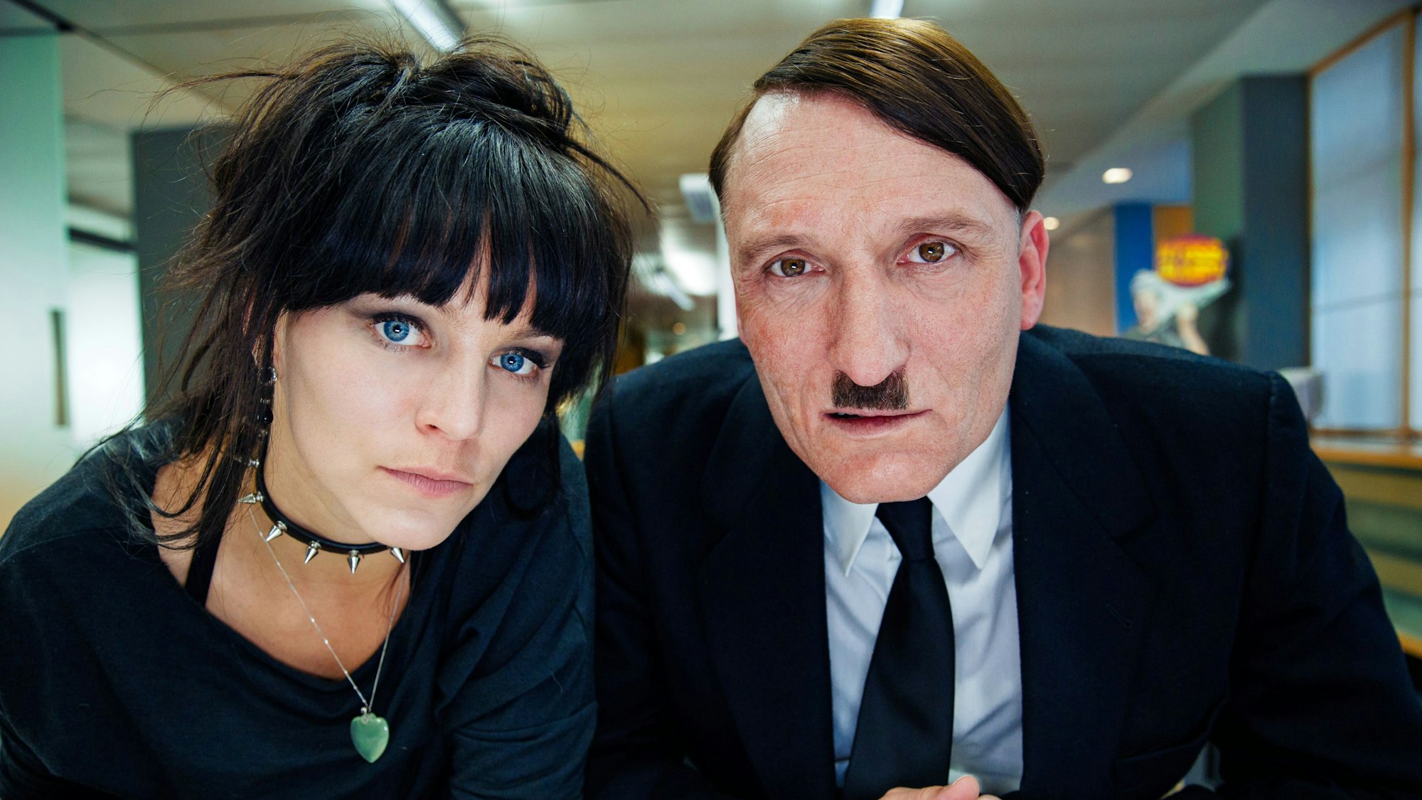 Mit Franziska Wulf als Fräulein Krömeier als Hitler in „Er ist wieder da“.