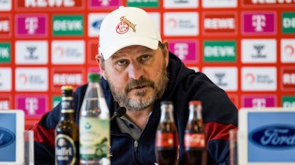 FC-Trainer Steffen Baumgart auf der Pressekonferenz vor dem Spiel in Leipzig.
