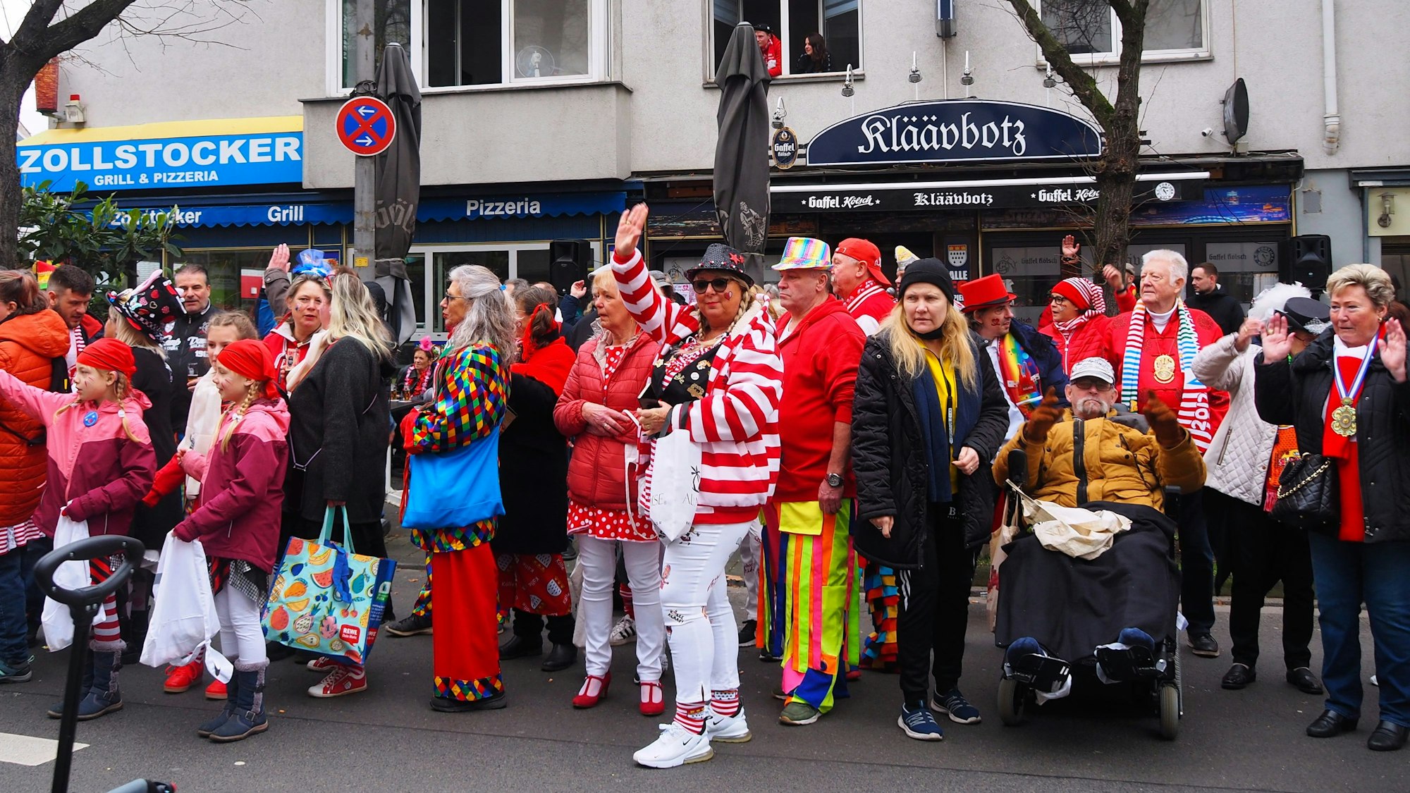 Tanzgruppen, Fußgruppen, Wagen und Musikgruppen sorgen für prima Karnevalsstimmung beim Veedelszug in Zollstock.