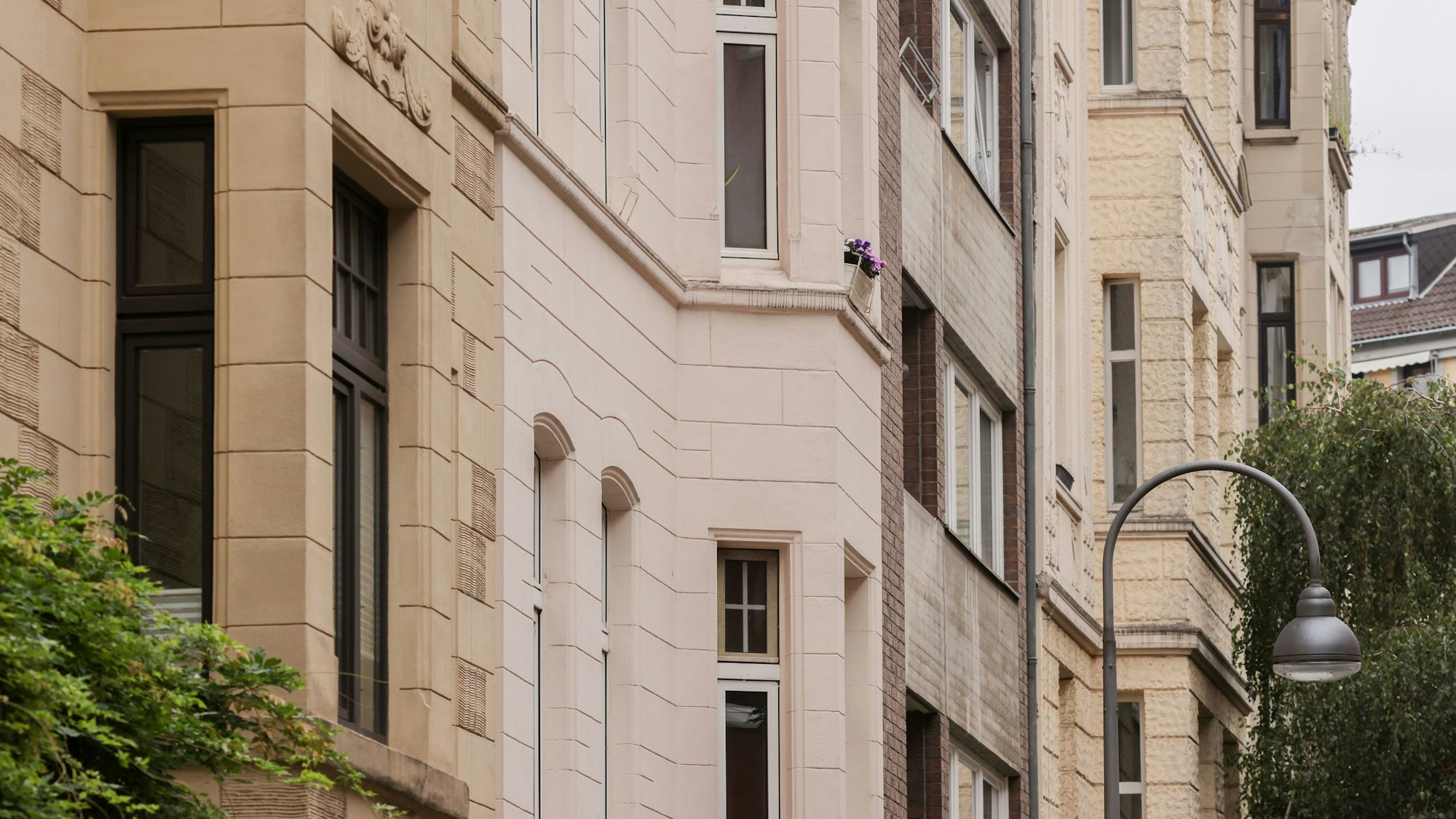 Altbau-Fassaden an Wohnhäusern in der Südstadt von Köln