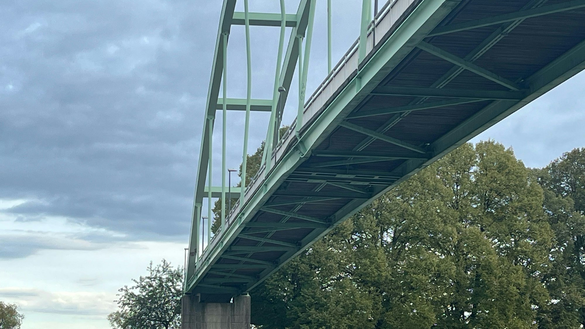 Die beschädigte Brücke im Niehler Hafen