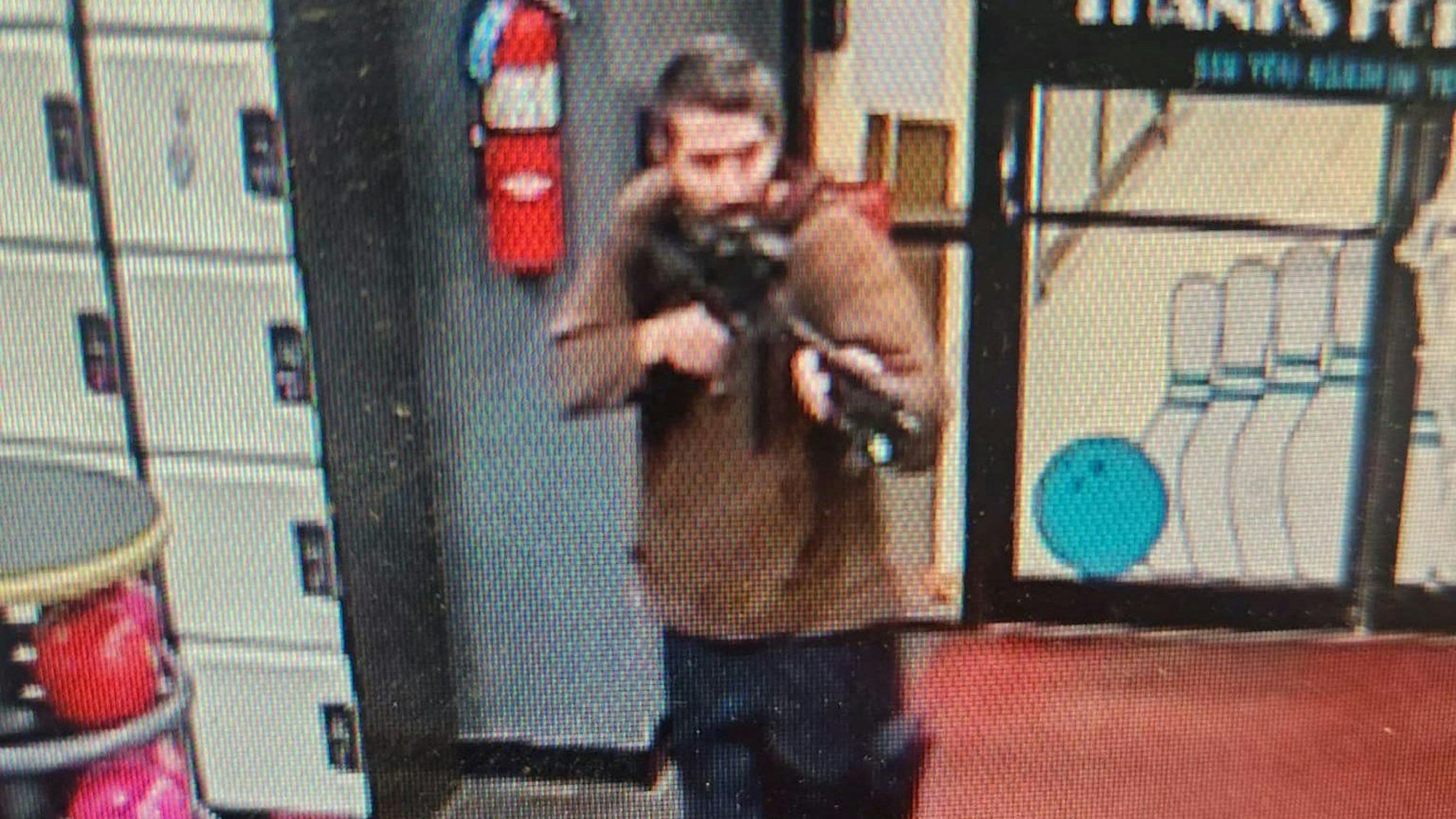 Der mutmaßliche Schütze von Lewiston, die Polizei veröffentlichte Fotos aus einer Überwachungskamera.