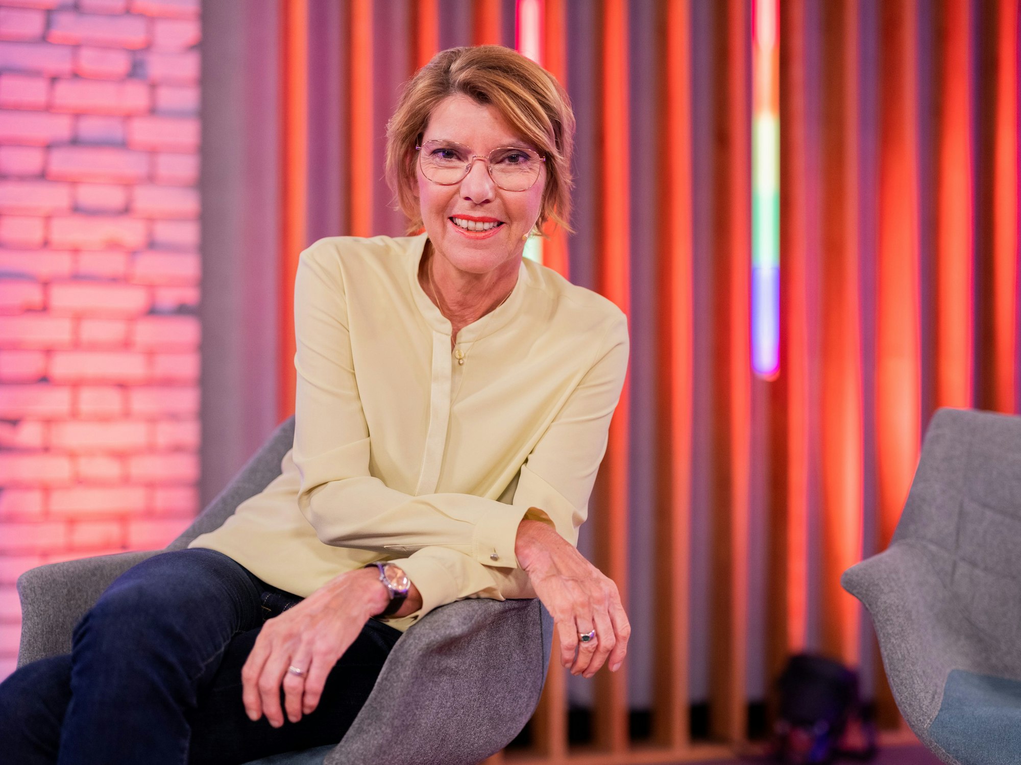 Bettina Böttinger, Moderatorin, sitzt nach der Aufzeichnung der Sendung "Queer in 2021" im Studio.