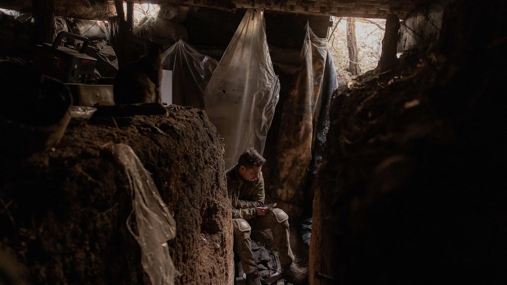 Ein ukrainischer Soldat sitzt Anfang Oktober in einem vom russischen Militär ausgehobenen Schützengraben in der Nähe des Dorfes Robotyne.&nbsp;