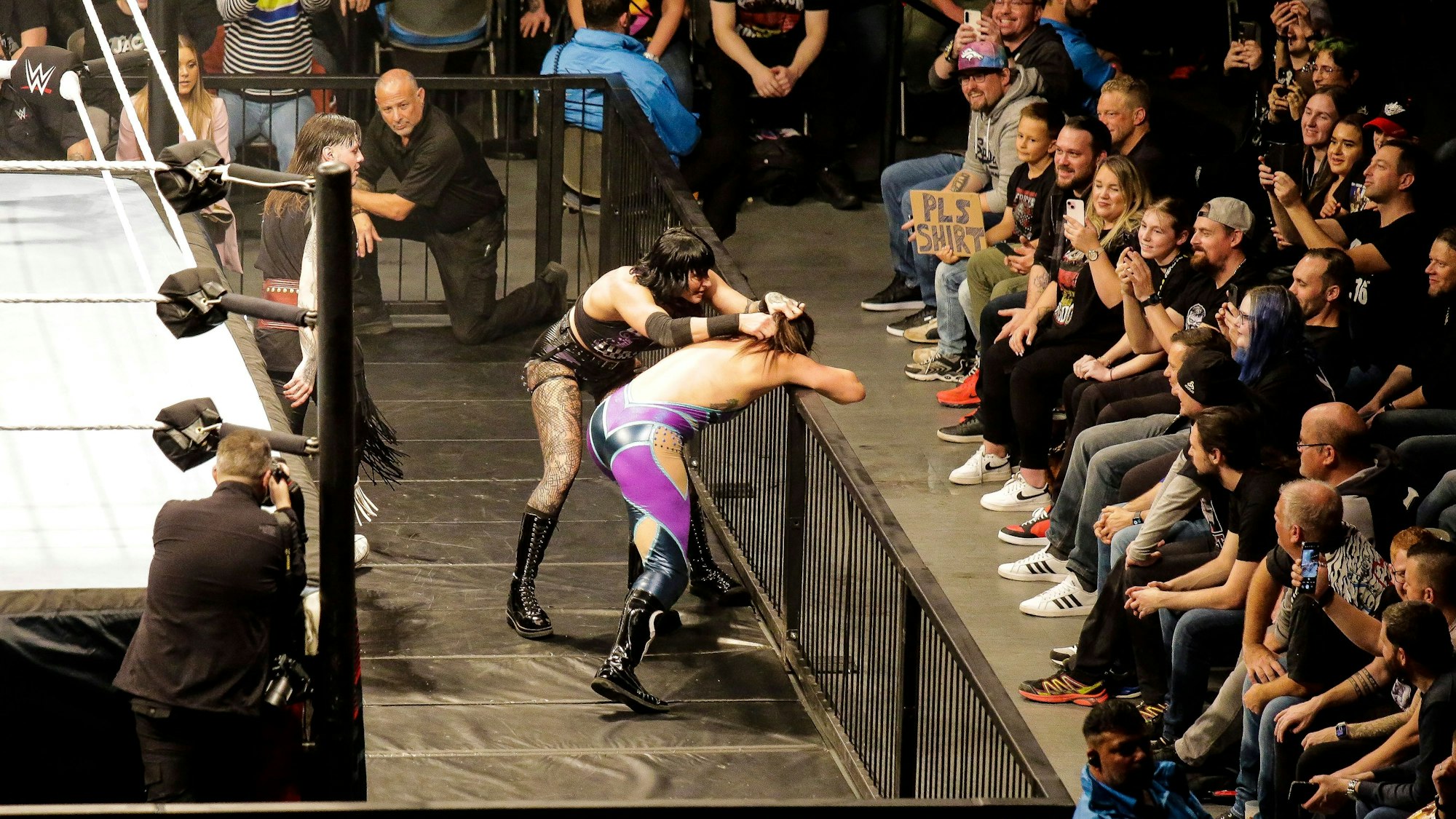 Rhea Ripley besiegt Raquel Rodriguez. WWE Live in der Lanxess-Arena.