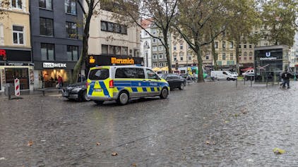 Ein Polizeiwagen steht am Vormittag nach der Messerstecherei am Chlodwigplatz.