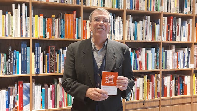Der Autor Michael Wittschier Kölsches mit seinem neuen Buch.