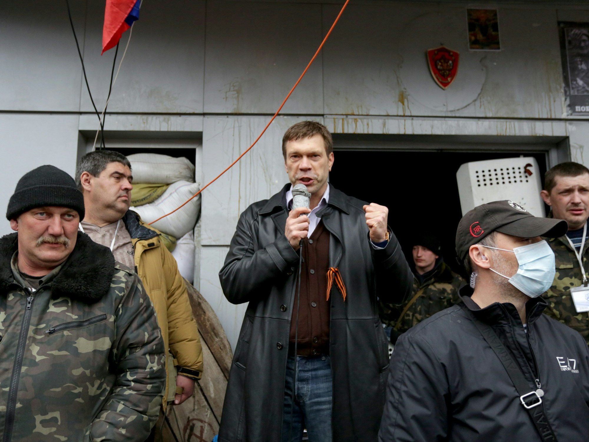 Wie Staatsmedien berichten, ist gegen den Putin-Verbündeten Oleg Zarjow ein Attentat verübt worden. Unser Foto zeigt ihn 2014 in Luhansk (MItte).