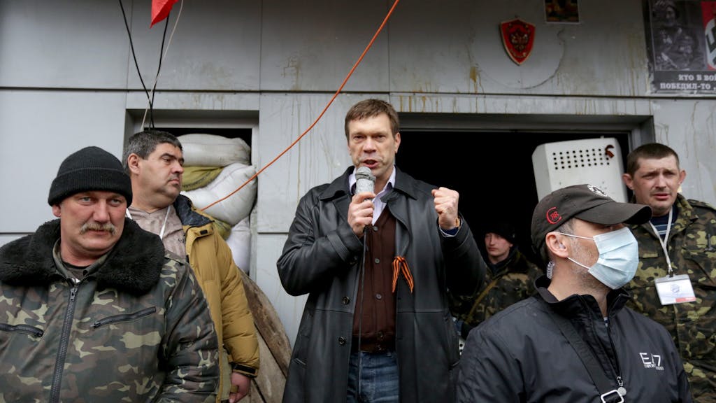 Wie Staatsmedien berichten, ist gegen den Putin-Verbündeten Oleg Zarjow ein Attentat verübt worden. Unser Foto zeigt ihn 2014 in Luhansk (MItte).