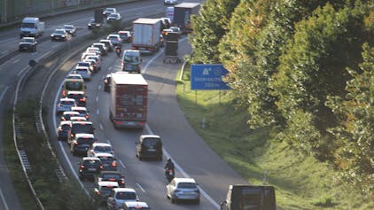 Autos und Lkw stauen sich auf der A4 in Richtung Köln.