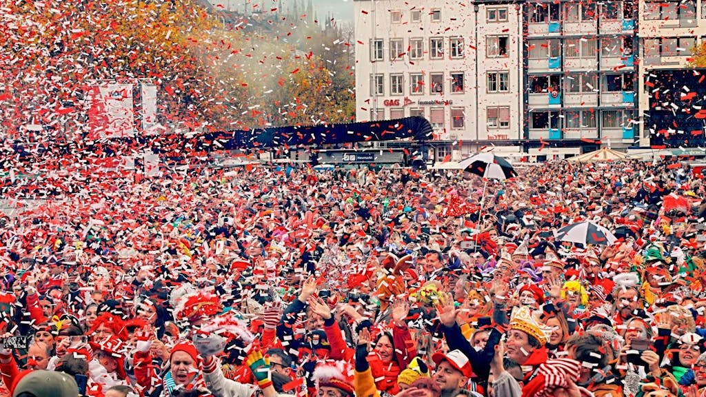 Tausende Menschen stehen auf dem Heumarkt in Köln. Die meisten sind in rot und weiß gekleidet.