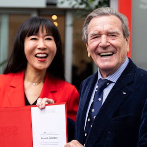 Gerhard Schröder (r), Alt-Bundeskanzler, und seine Frau So-yeon Schröder-Kim (l) stehen nach der Verleihung vor dem Kurt-Schumacher-Haus.