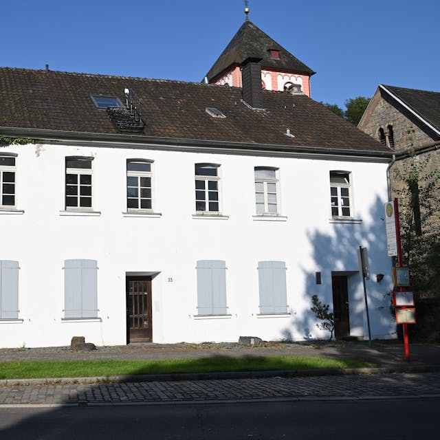 Die Alte Kaplanei in Odenthal. Die Schlagläden sind geschlossen, das Haus ist unbewohnt.