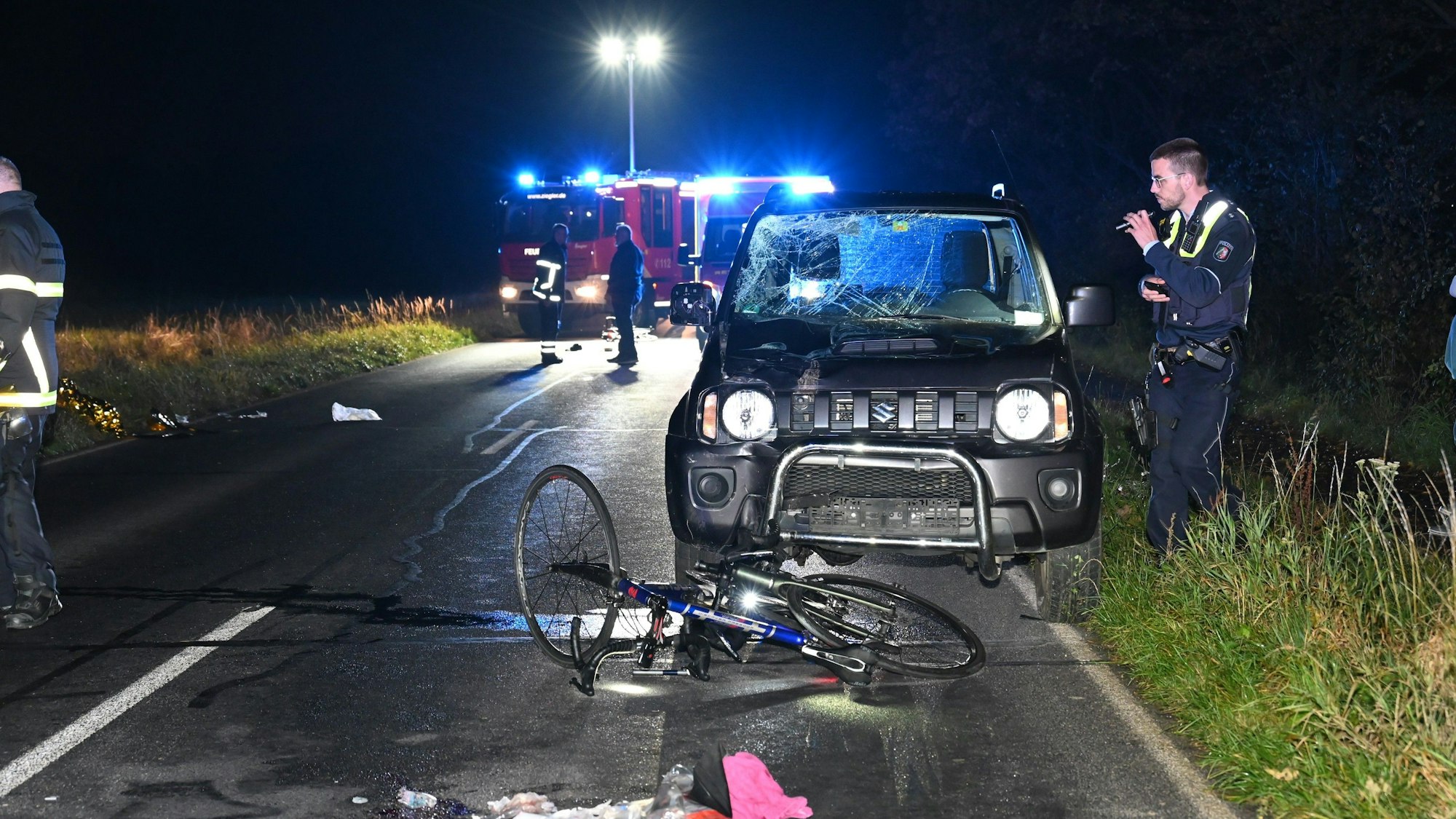 Auf der K 50 zwischen Hürth Berrenrath und Türnich hat ein Auto drei Fahrradfahrer angefahren. Ein Polizist ist bei der Unfallaufnahme zu sehen.