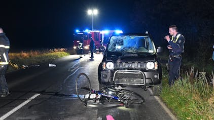 Auf der K 50 zwischen Hürth Berrenrath und Türnich hat ein Auto drei Fahrradfahrer angefahren. Ein Polizist ist bei der Unfallaufnahme zu sehen.&nbsp;