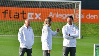U23-Trainer Eugen Polanski (M.) unterhält sich mit Gerardo Seoane.