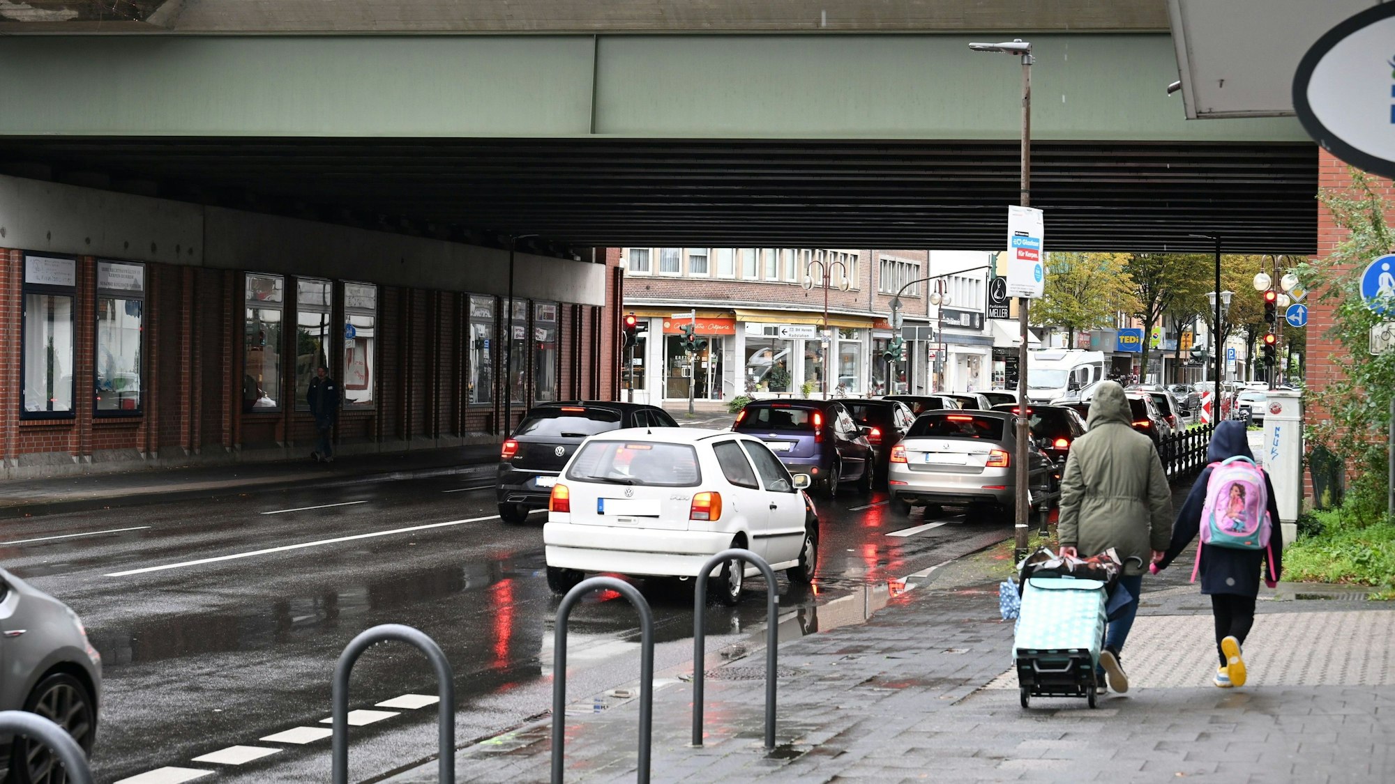 Das Bild zeigt die Kreuzung von Hauptstraße, Bahnhofstraße und Am Kalkofen. Einige Autos stehen an einer Ampel.
