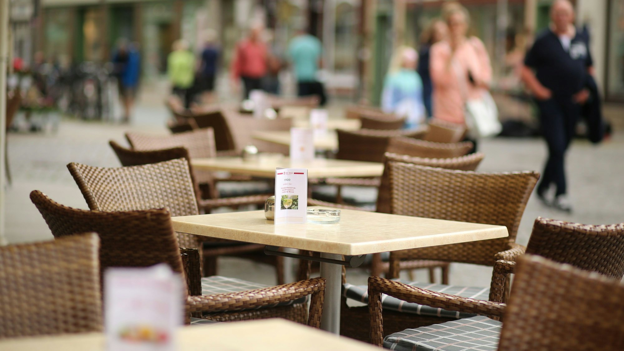 Unser Symbolbild zeigt Tische und Stühle vor einem Hotel in Sachsen-Anhalt.