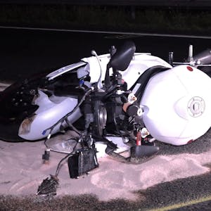 Ein Motorrad liegt auf der Autobahn A2. Ein Motorradfahrer und sein Mitfahrer sind auf der Autobahn 2 bei Gelsenkirchen tödlich verunglückt.