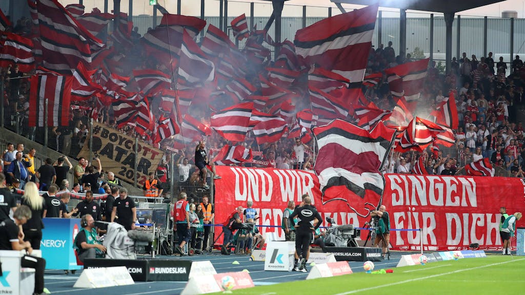 Fans von Fortuna Düsseldorf beim Auswärtsspiel am 20. August 2022 in Braunschweig.